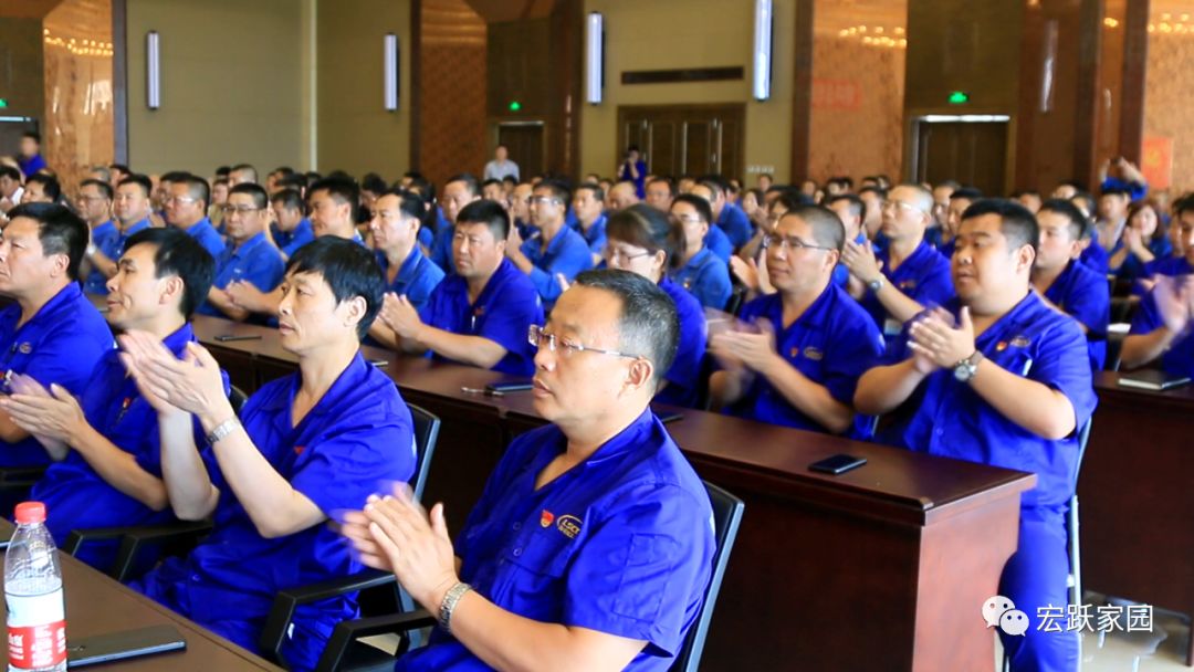 葫蘆島宏躍集團(tuán)隆重舉行紀(jì)念建黨98周年暨新黨員入黨宣誓大會