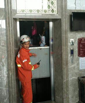 懷集一酒店電梯突發(fā)故障致8人被困，消防官兵火速馳援成功解救
